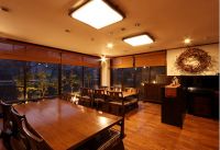 食事処【川縁の洋室】女将が蒐集した水屋箪笥、骨董の器などのアンティーク調度を配したフローリングの洋室です。