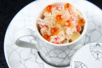 カニとミョウガのワイン寿司酢にワインを加えた、さっぱりとしたワイン寿司。スモークチーズがコクを与えます。