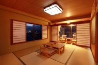 【客室】客室は、2階と3階に一部屋ずつのため、階ごと貸し切りでご利用いただけます。それぞれに古代檜風呂を備え、いつでもお好きな時間に天然温泉をご堪能頂けます。窓からは、四季折々に姿を変える伊豆の山々を一望。松川沿いには桜の木が立ち並び、満開の時季は壮観です。 