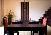 食事処【琉球畳の和室】和室には、孫文直筆の書をはじめ、備前焼の花瓶や、骨董の階段箪笥など、しつらいにもこだわっております。