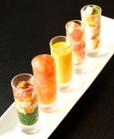 【前菜】・フルーツの白和え・タコの酒盗漬け・カボチャの冷製スープ・生ハムとグレープフルーツのポン酢ジュレ・生湯葉とタタキオクラ旬の素材本来のおいしさを活かした、前菜の盛り合わせです。素材選びと味つけにメリハリを利かせ、食欲をそそる料理に仕上げました。